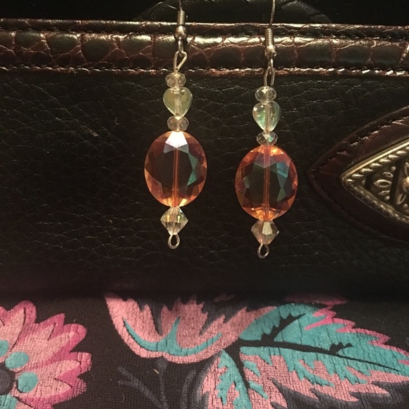 🆕Coral & white Swarovski crystal earrings heart - Picture 5 of 7